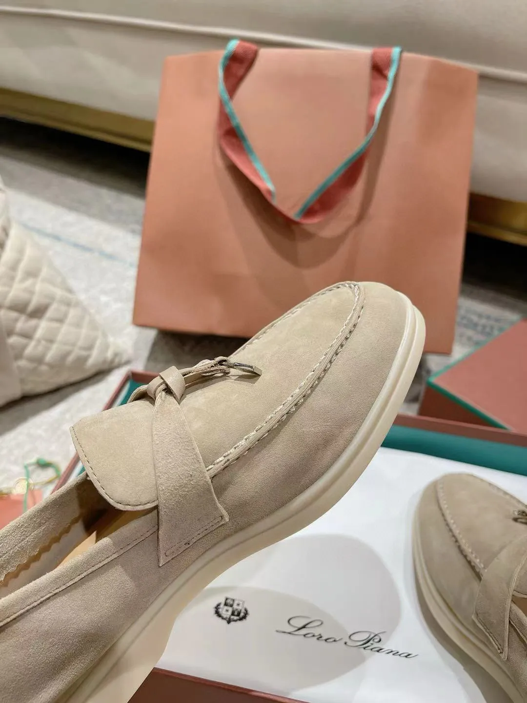 Factory price: 520💰4050 new color. Original purchase, 1⃣️: 1⃣️ folded and developed, Loro Piana professional model to try on feet, quality purchase level, flash sale of common products on the market, welcome to compare, original packaging. Fabric: Imported from Italy🐑High mercerized shearling, Lining: Hand-sewn mark thread in water-dyed cowhide imported from Italy🧵, high-end and elegant. Comfortable on the feet. Size: Women's 35-42 (41, 42) customized, non-returnable, men's 38-45 (46, 47, 48) customized, non-refundable. Fashionable boutiques that you can’t miss, a must-have item